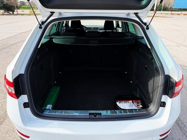 SkodaSuperb Combi 2.0 TDI Style DSG 110 kW (150 CV) Vehículo usado en Barcelona - 28