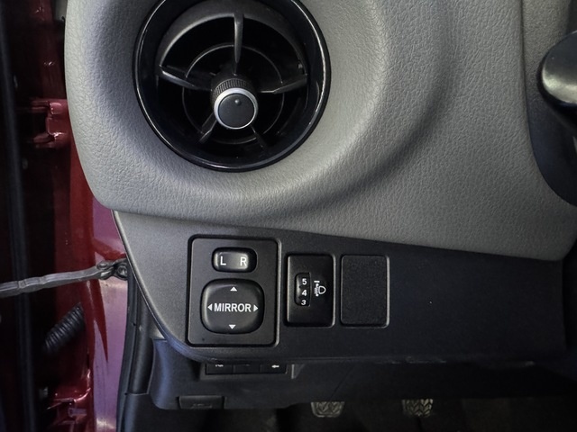 ToyotaYaris 1.5 Feel 82 kW (111 CV) Vehículo usado en Barcelona - 18 ToyotaYaris 1.5 Feel 82 kW (111 CV) Vehículo usado en Barcelona - 18