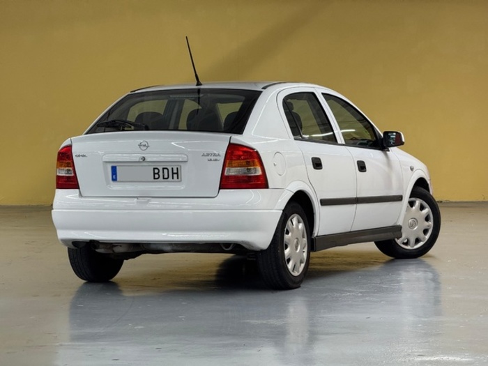 OpelAstra 1.6 16v Comfort 74 kW (100 CV) Vehículo usado en Barcelona - 8 OpelAstra 1.6 16v Comfort 74 kW (100 CV) Vehículo usado en Barcelona - 8