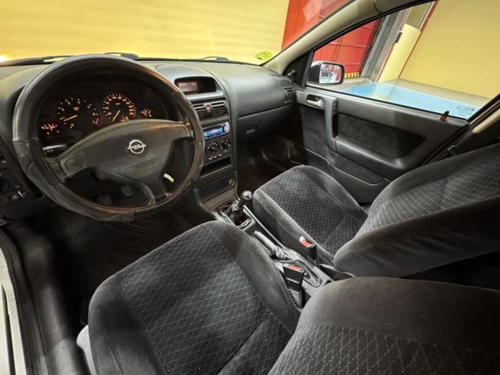 OpelAstra 1.6 16v Comfort 74 kW (100 CV) Vehículo usado en Barcelona - 11 OpelAstra 1.6 16v Comfort 74 kW (100 CV) Vehículo usado en Barcelona - 11
