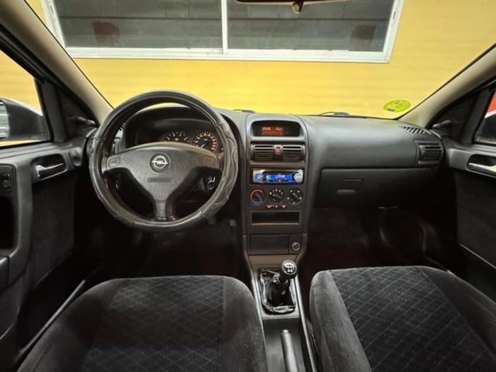 OpelAstra 1.6 16v Comfort 74 kW (100 CV) Vehículo usado en Barcelona - 13 OpelAstra 1.6 16v Comfort 74 kW (100 CV) Vehículo usado en Barcelona - 13
