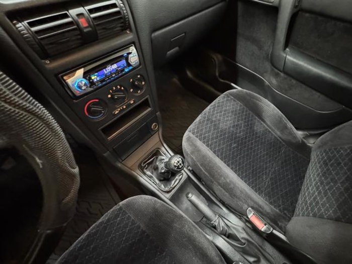 OpelAstra 1.6 16v Comfort 74 kW (100 CV) Vehículo usado en Barcelona - 19 OpelAstra 1.6 16v Comfort 74 kW (100 CV) Vehículo usado en Barcelona - 19