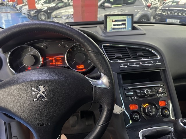 Peugeot5008 1.6 BlueHDi FAP Allure 88 kW (120 CV) Vehículo usado en Barcelona - 13