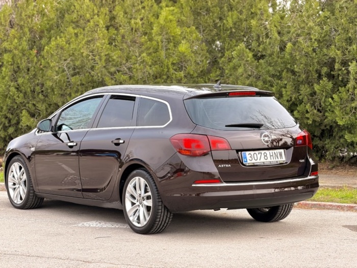OpelAstra Sports Tourer 1.7 CDTI S&S Sportive 96 kW (130 CV) Vehículo usado en Barcelona - 4 OpelAstra Sports Tourer 1.7 CDTI S&S Sportive 96 kW (130 CV) Vehículo usado en Barcelona - 4