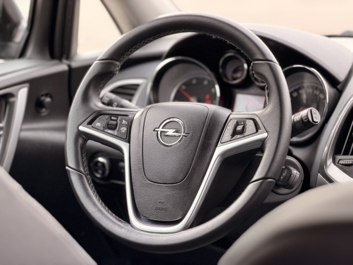 OpelAstra Sports Tourer 1.7 CDTI S&S Sportive 96 kW (130 CV) Vehículo usado en Barcelona - 13 OpelAstra Sports Tourer 1.7 CDTI S&S Sportive 96 kW (130 CV) Vehículo usado en Barcelona - 13