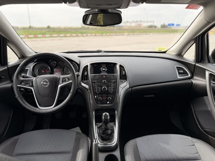 OpelAstra Sports Tourer 1.7 CDTI S&S Sportive 96 kW (130 CV) Vehículo usado en Barcelona - 17 OpelAstra Sports Tourer 1.7 CDTI S&S Sportive 96 kW (130 CV) Vehículo usado en Barcelona - 17