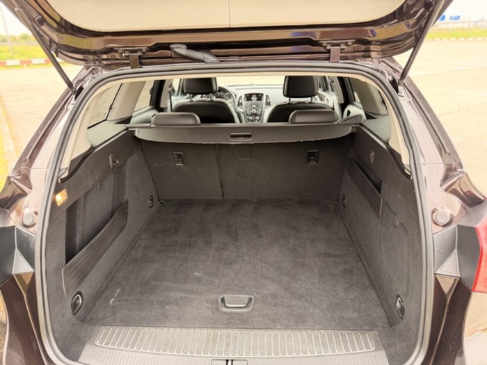 OpelAstra Sports Tourer 1.7 CDTI S&S Sportive 96 kW (130 CV) Vehículo usado en Barcelona - 24 OpelAstra Sports Tourer 1.7 CDTI S&S Sportive 96 kW (130 CV) Vehículo usado en Barcelona - 24