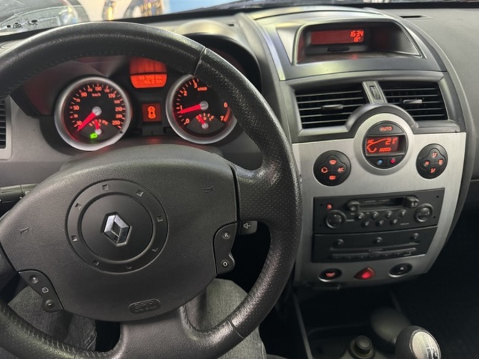 RenaultMegane Coupe Cabrio 1.6 16v Confort Authentique 83 kW (115 CV) Vehículo usado en Barcelona - 13 RenaultMegane Coupe Cabrio 1.6 16v Confort Authentique 83 kW (115 CV) Vehículo usado en Barcelona - 13