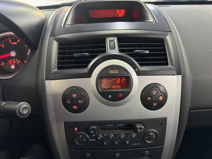 RenaultMegane Coupe Cabrio 1.6 16v Confort Authentique 83 kW (115 CV) Vehículo usado en Barcelona - 18 RenaultMegane Coupe Cabrio 1.6 16v Confort Authentique 83 kW (115 CV) Vehículo usado en Barcelona - 18