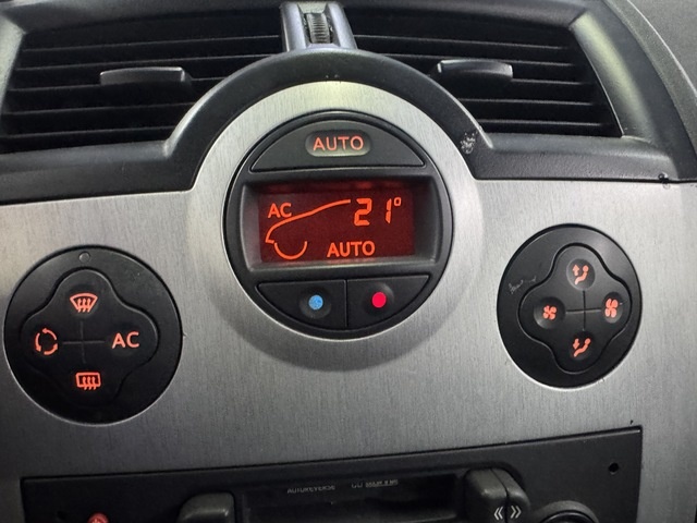 RenaultMegane Coupe Cabrio 1.6 16v Confort Authentique 83 kW (115 CV) Vehículo usado en Barcelona - 19