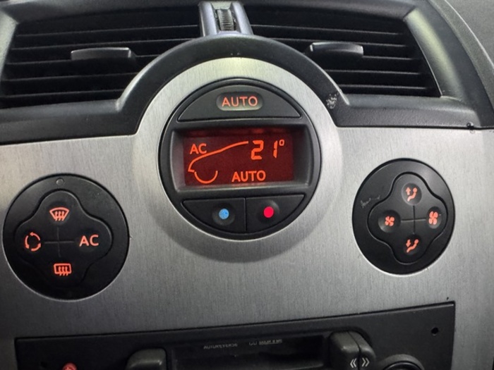 RenaultMegane Coupe Cabrio 1.6 16v Confort Authentique 83 kW (115 CV) Vehículo usado en Barcelona - 19 RenaultMegane Coupe Cabrio 1.6 16v Confort Authentique 83 kW (115 CV) Vehículo usado en Barcelona - 19