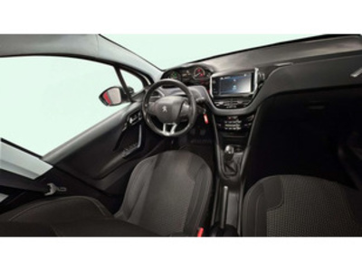 Peugeot 208 PureTech 82 Allure 60 kW (82 CV) Peugeot 208 PureTech 82 Allure 60 kW (82 CV)