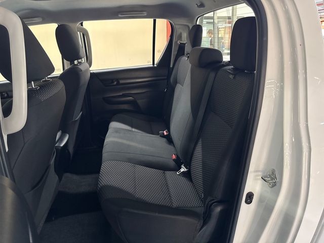 ToyotaHilux 2.4 D-4D Doble Cabina GX 110 kW (150 CV) Vehículo usado en Barcelona - 9