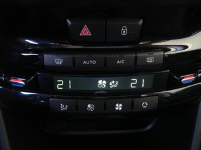 Peugeot 2008 BlueHDi 120 GT Line EAT6 88 KW (120 CV) Peugeot 2008 BlueHDi 120 GT Line EAT6 88 KW (120 CV)