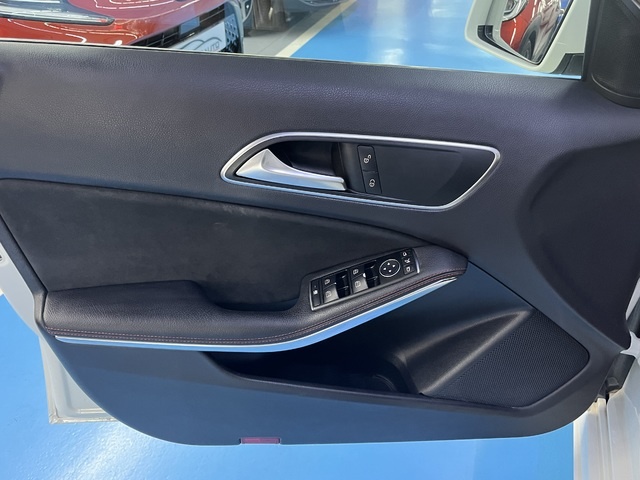 Mercedes-BenzClase A 180 d AMG Line 80 kW (109 CV) Vehículo usado en Barcelona - 15