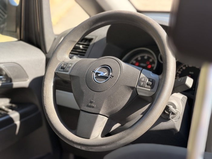 OpelZafira 1.6 16v Essentia 77 kW (105 CV) Vehículo usado en Barcelona - 13 OpelZafira 1.6 16v Essentia 77 kW (105 CV) Vehículo usado en Barcelona - 13