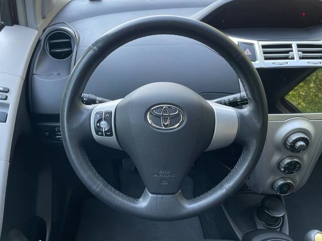 ToyotaYaris 1.3 VVT-i Luna 64 kW (87 CV) Vehículo usado en Barcelona - 14