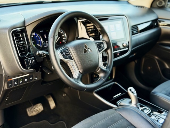 MitsubishiOutlander 2.4 PHEV Kaiteki 4WD Auto 165 kW (224 CV) Vehículo usado en Barcelona - 2 MitsubishiOutlander 2.4 PHEV Kaiteki 4WD Auto 165 kW (224 CV) Vehículo usado en Barcelona - 2