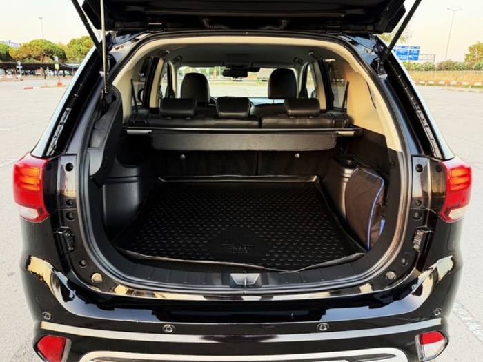 MitsubishiOutlander 2.4 PHEV Kaiteki 4WD Auto 165 kW (224 CV) Vehículo usado en Barcelona - 33 MitsubishiOutlander 2.4 PHEV Kaiteki 4WD Auto 165 kW (224 CV) Vehículo usado en Barcelona - 33