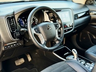 Mitsubishi Outlander 2.4 PHEV Kaiteki 4WD Auto 165 kW (224 CV)