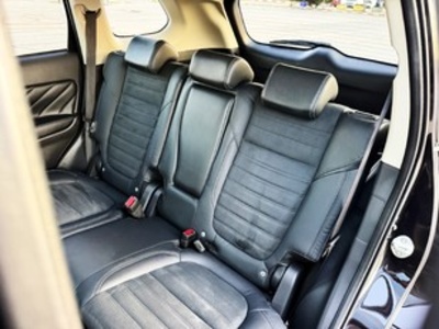 Mitsubishi Outlander 2.4 PHEV Kaiteki 4WD Auto 165 kW (224 CV) Mitsubishi Outlander 2.4 PHEV Kaiteki 4WD Auto 165 kW (224 CV)
