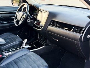 Mitsubishi Outlander 2.4 PHEV Kaiteki 4WD Auto 165 kW (224 CV)