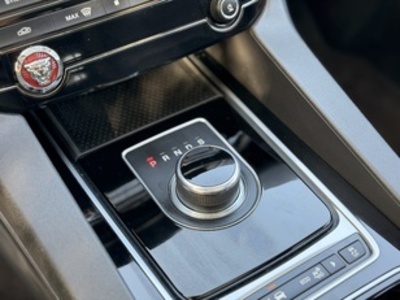 Jaguar F-PACE 3.0L TDV6 R-Sport AWD Auto 221 kW (300 CV) Jaguar F-PACE 3.0L TDV6 R-Sport AWD Auto 221 kW (300 CV)