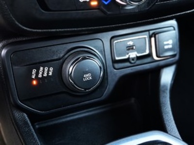 Jeep Renegade 2.0 Multijet Night Eagle 4x4 103 kW (140 CV) Jeep Renegade 2.0 Multijet Night Eagle 4x4 103 kW (140 CV)