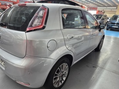 Fiat Punto 1.4 8v S&S Lounge 57 kW (77 CV) Fiat Punto 1.4 8v S&S Lounge 57 kW (77 CV)