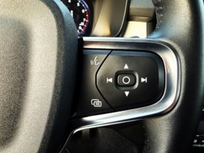 Volvo XC40 T3 Momentum Pro Auto 120 kW (163 CV) Volvo XC40 T3 Momentum Pro Auto 120 kW (163 CV)