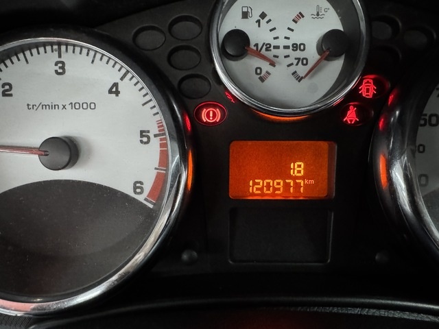 Peugeot207 1.6 HDI XS Pack 80 kW (110 CV) Vehículo usado en Barcelona - 9