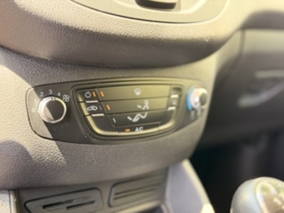 Ford Transit Courier Furgon 1.5 TDCI Ambiente 71 kW (95 CV) Ford Transit Courier Furgon 1.5 TDCI Ambiente 71 kW (95 CV)