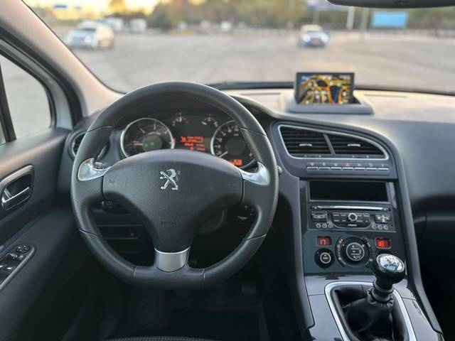 Peugeot5008 1.6 BlueHDi Allure EAT6 88 kW (120 CV) Vehículo usado en Barcelona - 13