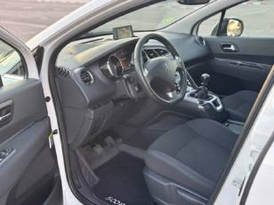 Peugeot 5008 1.6 BlueHDi Allure EAT6 88 kW (120 CV) Peugeot 5008 1.6 BlueHDi Allure EAT6 88 kW (120 CV)