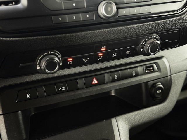 PeugeotExpert Furgon BlueHDi 120 Standard Premium 88 kW (120 CV) Vehículo usado en Barcelona - 17