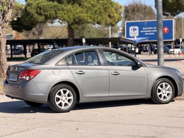 ChevroletCruze 2.0 VCDi 16v LS+ Clima 92 kW (125 CV) Vehículo usado en Barcelona - 8