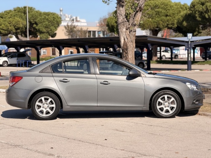 ChevroletCruze 2.0 VCDi 16v LS+ Clima 92 kW (125 CV) Vehículo usado en Barcelona - 9 ChevroletCruze 2.0 VCDi 16v LS+ Clima 92 kW (125 CV) Vehículo usado en Barcelona - 9