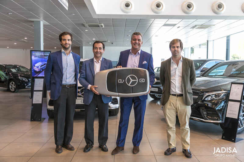 Roland Schell visita las instalaciones de Mercedes-Benz en Jaén