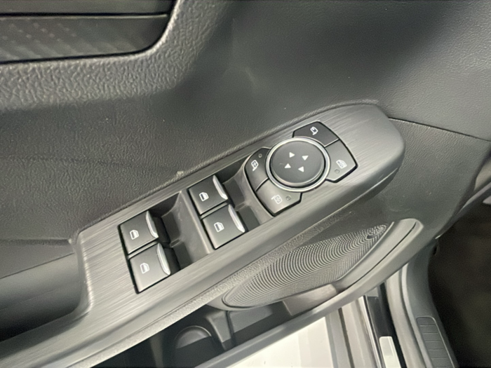 Ford Kuga 2.5 Duratec FHEV ST-Line Auto 132 kW (180 CV) 12 Ford Kuga 2.5 Duratec FHEV ST-Line Auto 132 kW (180 CV) 12