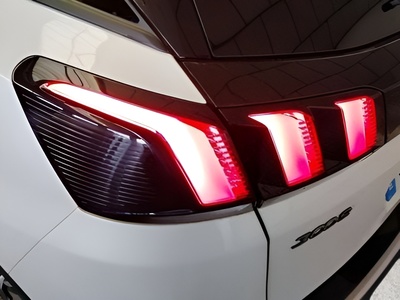 Peugeot 3008 Hybrid 225 Allure e-EAT8 165 kW (225 CV) 8 Peugeot 3008 Hybrid 225 Allure e-EAT8 165 kW (225 CV) 8