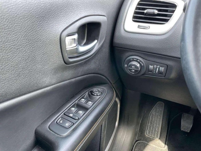 Jeep Compass 1.4 Multiair Night Eagle 4x2 103 kW (140 CV) Vehículo usado en Sevilla Jeep Compass 1.4 Multiair Night Eagle 4x2 103 kW (140 CV) Vehículo usado en Sevilla