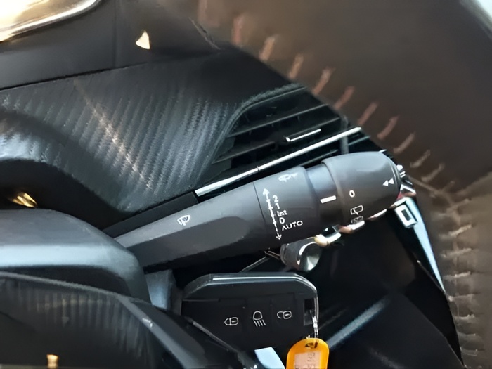 Peugeot 2008 Puretech 100 S&S Active Pack 75 kW (100 CV) Vehículo usado en Sevilla Peugeot 2008 Puretech 100 S&S Active Pack 75 kW (100 CV) Vehículo usado en Sevilla