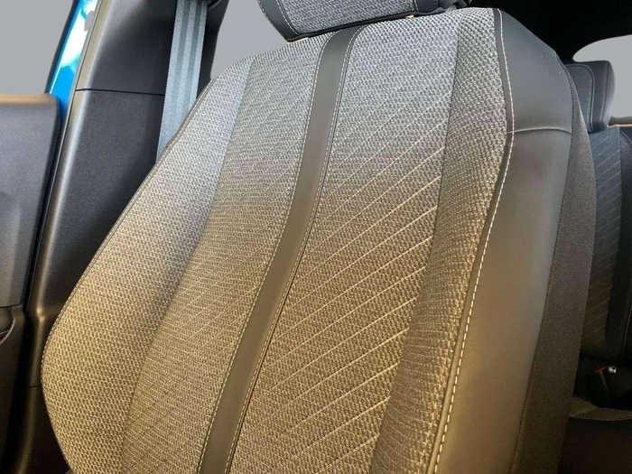 Peugeot 2008 PureTech 100 S&S Allure 75 kW (100 CV) Vehículo usado en Sevilla Peugeot 2008 PureTech 100 S&S Allure 75 kW (100 CV) Vehículo usado en Sevilla