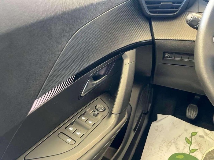 Peugeot 2008 PureTech 100 S&S Allure 75 kW (100 CV) Vehículo usado en Sevilla Peugeot 2008 PureTech 100 S&S Allure 75 kW (100 CV) Vehículo usado en Sevilla