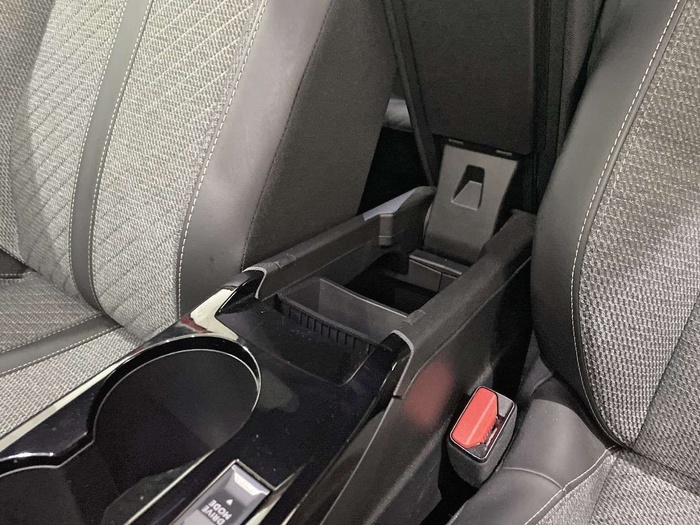 Peugeot 2008 PureTech 100 S&S Allure 75 kW (100 CV) Vehículo usado en Sevilla Peugeot 2008 PureTech 100 S&S Allure 75 kW (100 CV) Vehículo usado en Sevilla