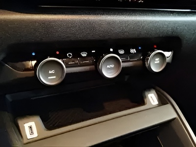 Citroen C4 Hybrid 136 e-DCS6 Business Edition 100 kW (136 CV) 16 Citroen C4 Hybrid 136 e-DCS6 Business Edition 100 kW (136 CV) 16