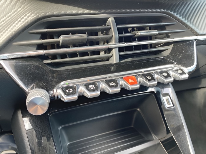 Peugeot 208 PureTech 100 Active Pack 75 kW (100 CV) Vehículo usado en Sevilla Peugeot 208 PureTech 100 Active Pack 75 kW (100 CV) Vehículo usado en Sevilla