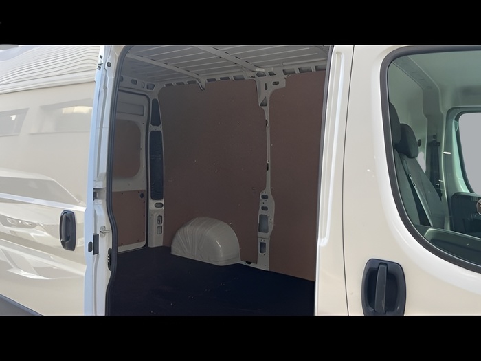 Peugeot e-Boxer Furgón Electrico 435 L2H2 Pack 37kWh 90 kW (122 CV) Vehículo usado en Sevilla Peugeot e-Boxer Furgón Electrico 435 L2H2 Pack 37kWh 90 kW (122 CV) Vehículo usado en Sevilla