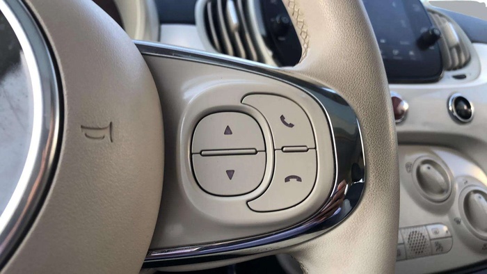 Fiat 500 1.0 Hybrid Dolcevita 51 kW (70 CV) Vehículo usado en Sevilla Fiat 500 1.0 Hybrid Dolcevita 51 kW (70 CV) Vehículo usado en Sevilla