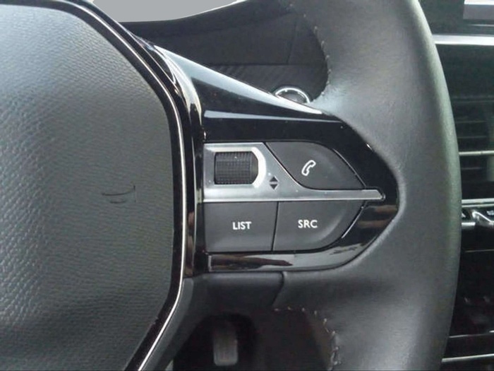 Peugeot e-2008 Eléctrico Allure Pack 100 kW (136 CV) Vehículo usado en Sevilla Peugeot e-2008 Eléctrico Allure Pack 100 kW (136 CV) Vehículo usado en Sevilla